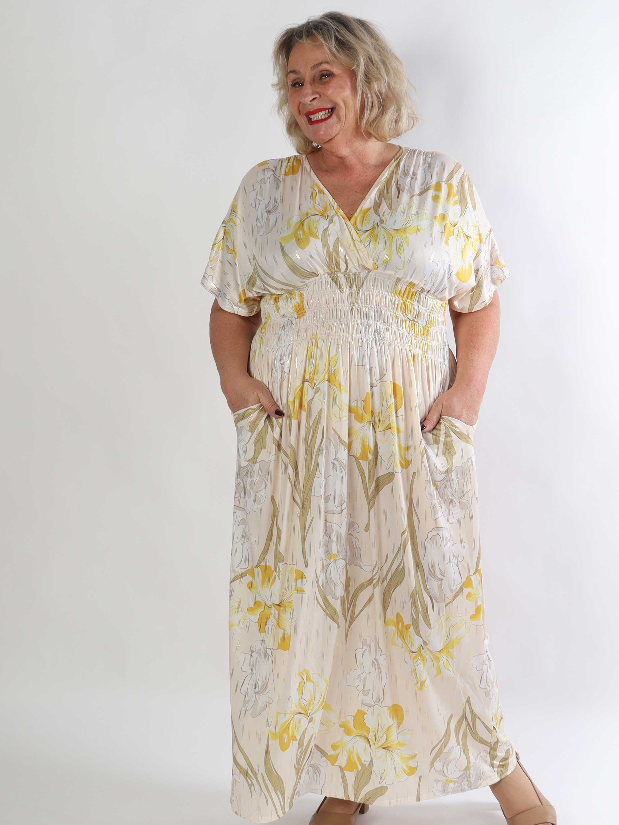 Pams Kvitka - Lang plus size blomstret kjole med guld detaljer og lommer